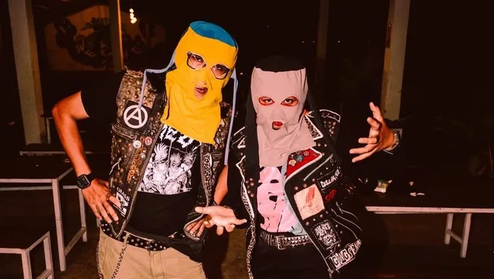 album Gelap Gempita, band Sukatani, berita musik, kritik sosial, kritik tajam, lagu Bayar Bayar, lagu bayar bayar bayar sukatani, lagu dihapus, lagu indie, lagu Indonesia, lagu kontroversi, lagu populer, lagu terbaru, lagu viral, lirik Bayar Bayar, lirik lagu, lirik lagu bayar bayar bayar sukatani, makna lagu, musik punk, netizen heboh, sukatani, sukatani band, trending musik, bayar polisi, lagu sukatani, lirik bayar bayar, band punk indonesia, viral di media sosial, permintaan maaf band, lagu kritik sosial, indonesia gelap, kami bersama sukatani, tagar trending, band punk purbalingga, musik indie viral, lagu kontroversial, kritik lewat lagu, musisi dukung sukatani