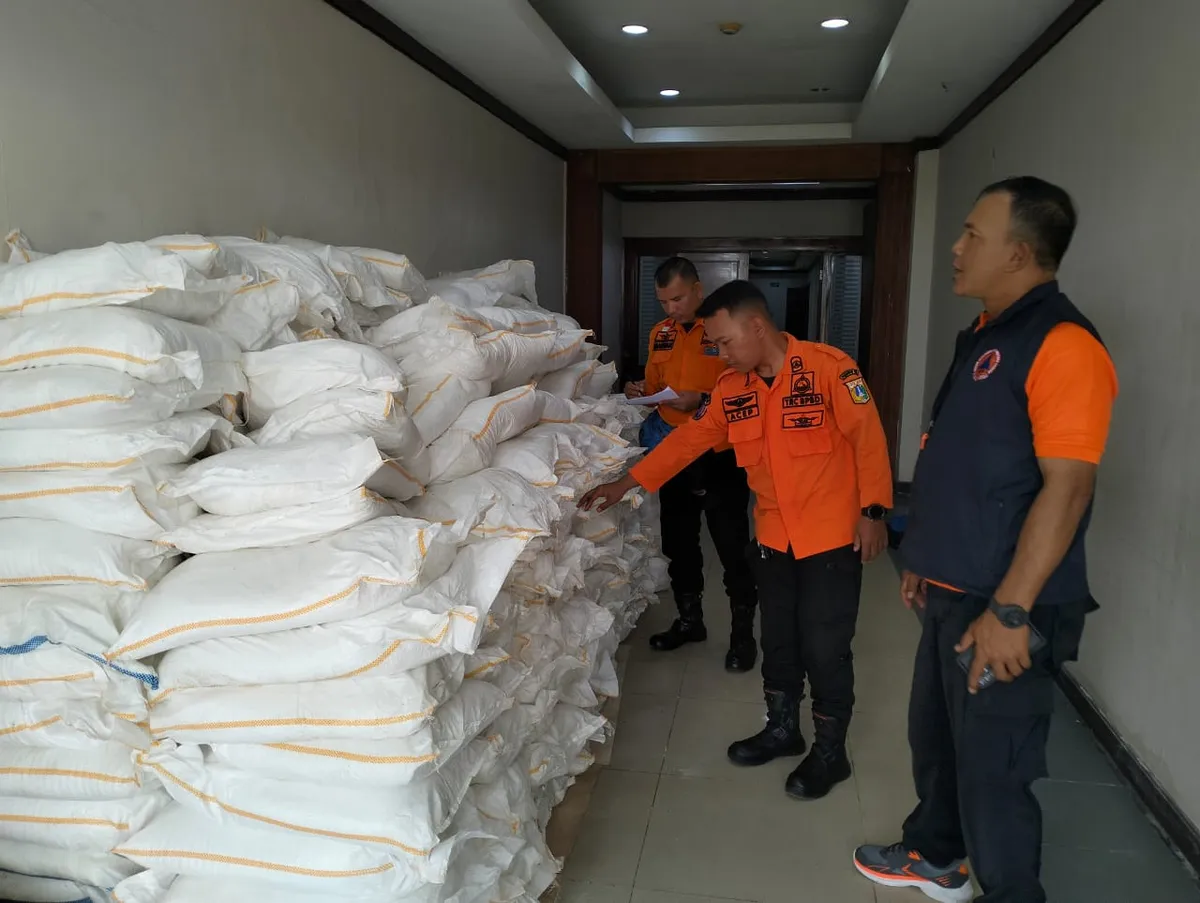 Modifikasi cuaca, operasi hujan, hujan buatan, intensitas hujan, cegah banjir, BMKG Jakarta, penyemaian garam, pesawat Cessna, cuaca ekstrem, BNPB TNI, curah hujan, awan hujan, kondisi atmosfer, penerbangan MOC, Jakarta banjir.