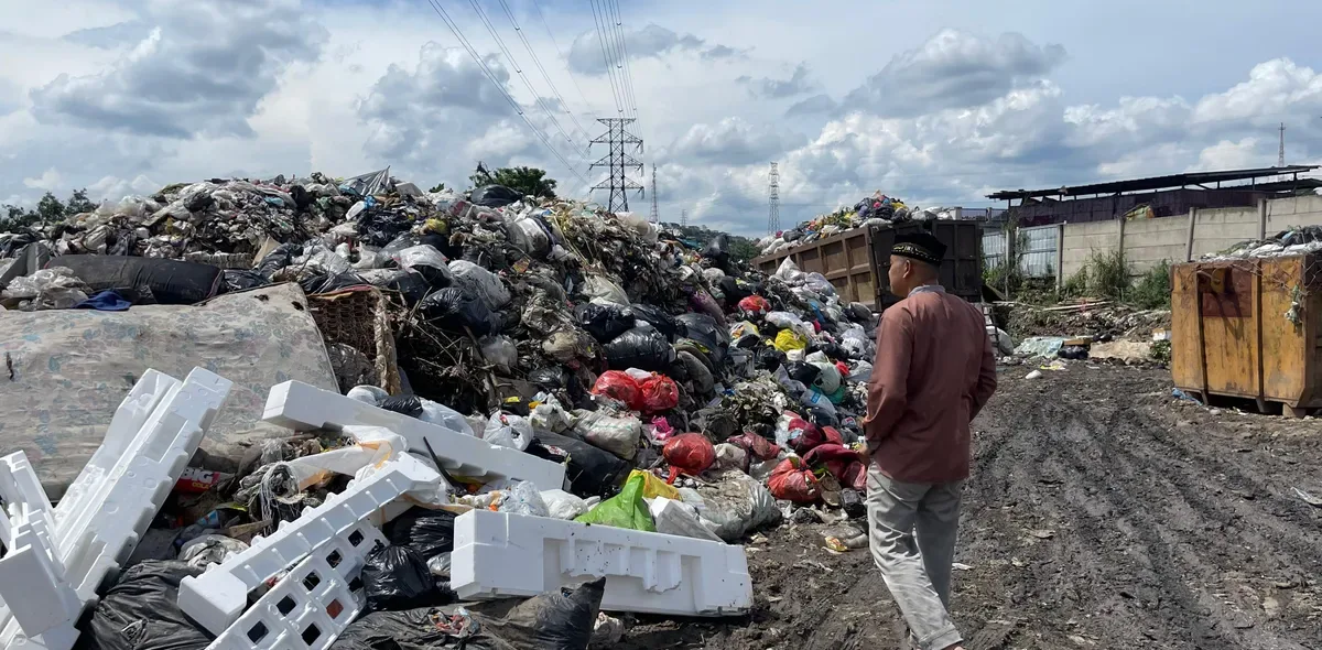 ritasi sampah, TPA Sarimukti, pengangkutan sampah, Bandung Barat, Dinas Lingkungan Hidup, penumpukan sampah, Kabupaten Bandung, Cimahi, Bandung Raya.