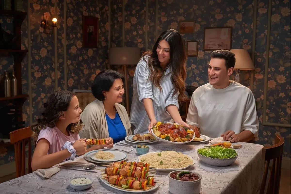 table manner, etika makan, aturan makan, cara makan sopan, food blogger, kritik netizen, makan elegan, aturan meja makan.