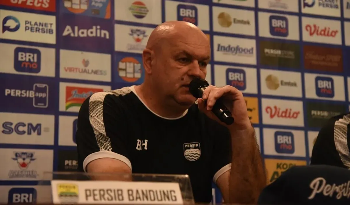 Persib Bandung, Bojan Hodak, Liga 1 2025, klasemen Persib, laga final, Maung Bandung, Dewa United, persaingan juara, pertandingan sisa, fokus tim.