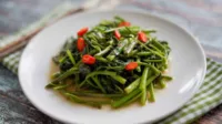 tumis kangkung, tips menumis kangkung, sayur kangkung, masak sehat, resep tumis kangkung, daun kangkung hijau, masak ala restoran, sayur segar.