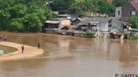 Banjir Pengadegan, Ciliwung, rumah pompa, Jakarta Selatan, Infrastruktur banjir, warga bertahan, bendung katulampa, flood relief, genangan air