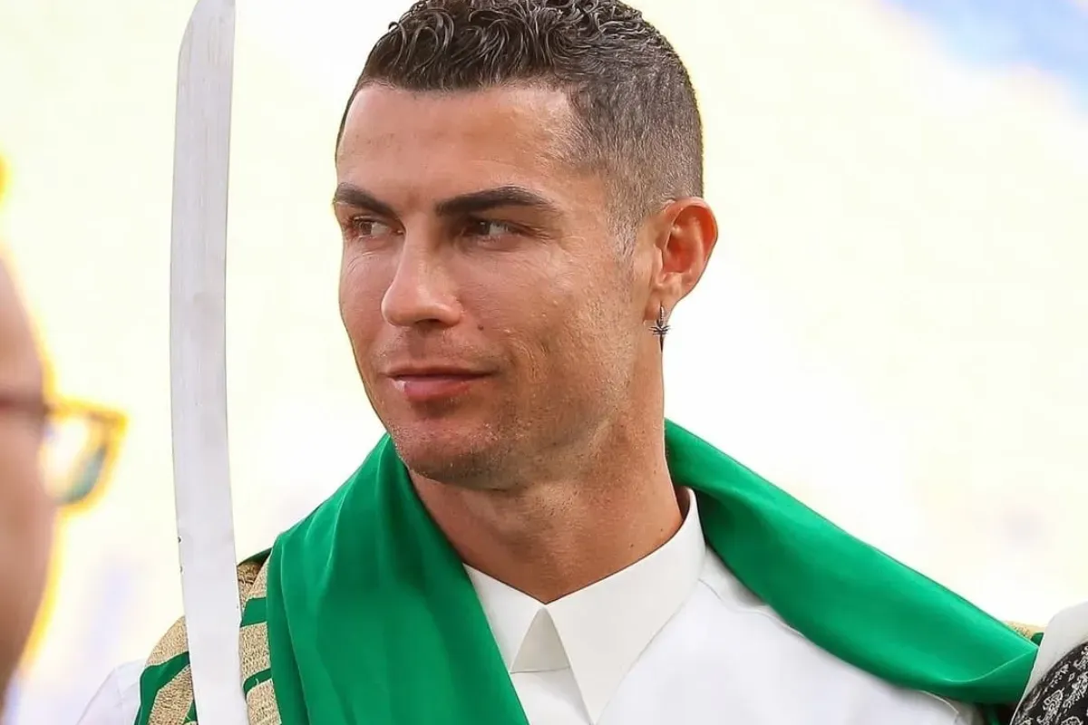 Cristiano Ronaldo, Idul Fitri, ucapan lebaran, Al Nassr, Islam Ronaldo, azan berhenti, selebrasi sujud, Liga Arab