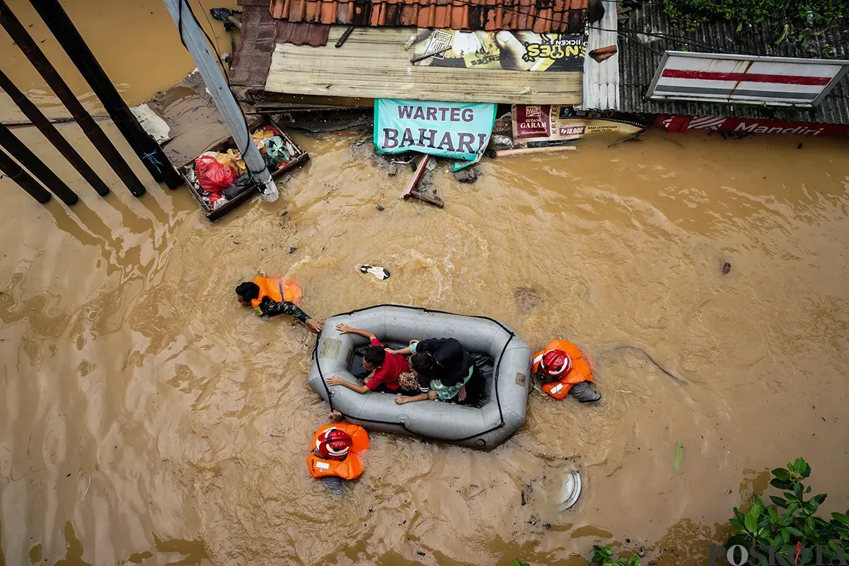 hujan deras, genangan Jakarta, banjir Jakarta, BPBD Jakarta, Kali Ciliwung, Kali Angke, luapan sungai, Jakarta Timur, RT tergenang, saluran air, hujan tinggi, waspada genangan