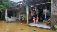 normalisasi sungai, banjir Ciparay Sasak, BBWS C2, turap tanggul, permukiman terendam, aliran air lancar.
