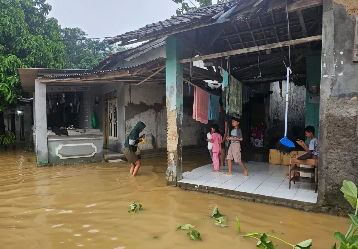 normalisasi sungai, banjir Ciparay Sasak, BBWS C2, turap tanggul, permukiman terendam, aliran air lancar.