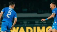Persib Bandung, Liga 1 Indonesia, Bojan Hodak, mental juara, Nick Kuipers, Persik Kediri, Semen Padang, kemenangan 4-1