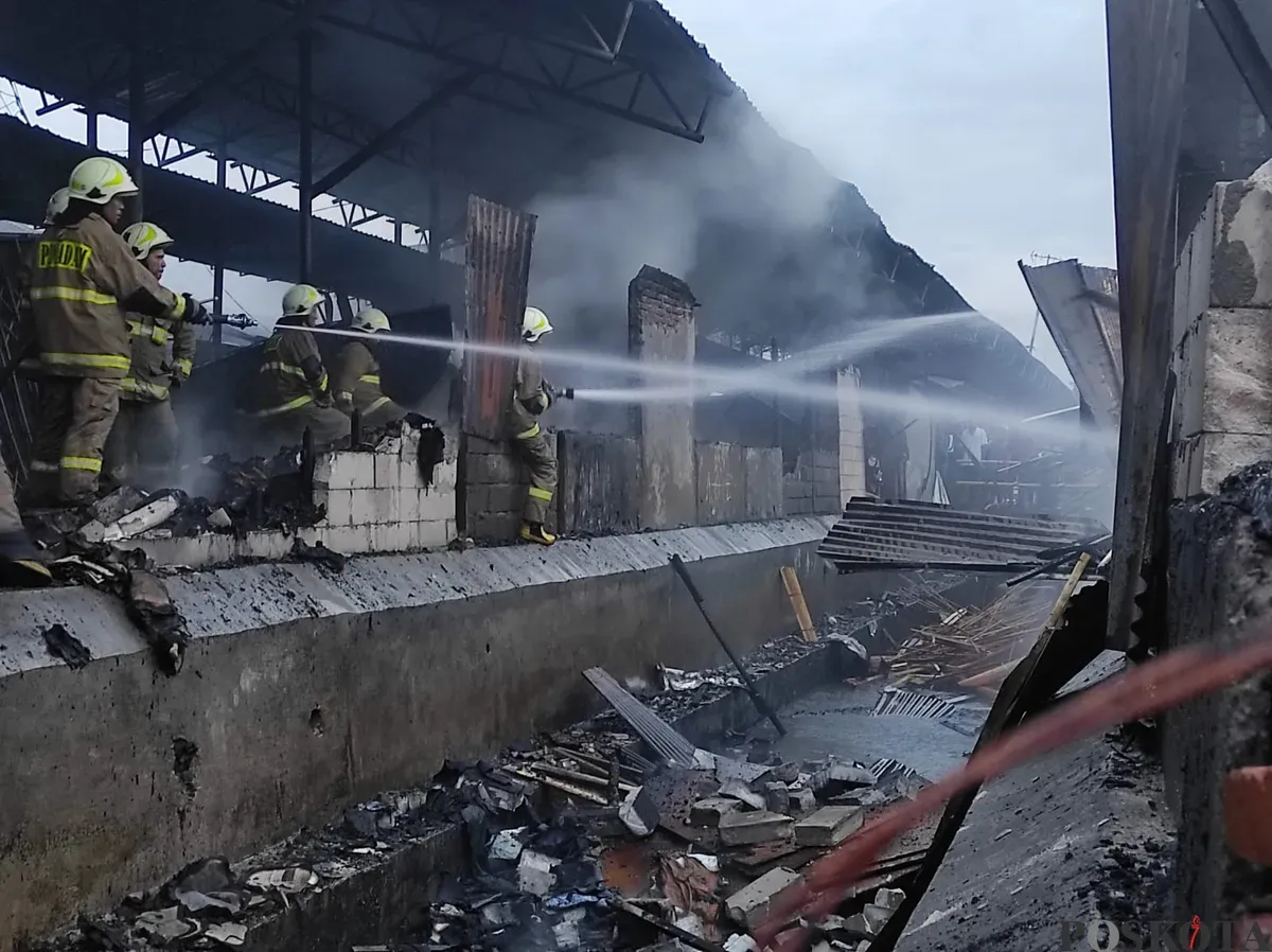 kebakaran pasar, kios pakaian hangus, korsleting HP, kebakaran Senen, Pasar Poncol terbakar, pemadam kebakaran, api membesar, kerugian besar, kios ludes, warga panik