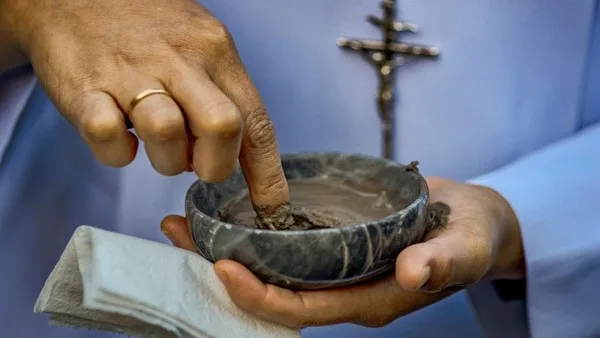 puasa katolik rabu abu 1 Puasa Katolik, Rabu Abu, Masa Prapaskah, Pantang Katolik, Puasa Pantang, Gereja Katolik, Pantang Daging, Jumat Agung, Paskah 2025, Abu di Dahi, rabu abu, puasa katolik, sejarah rabu abu, makna rabu abu, tradisi katolik, pantang puasa, misa rabu abu, doa pertobatan, abu di dahi, masa prapaskah, puasa umat katolik, hari rabu abu, pantang makanan, amal kasih, bacaan misa, puasa jumat agung, simbol abu, kebiasaan puasa, doa dan renungan, kalender prapaskah