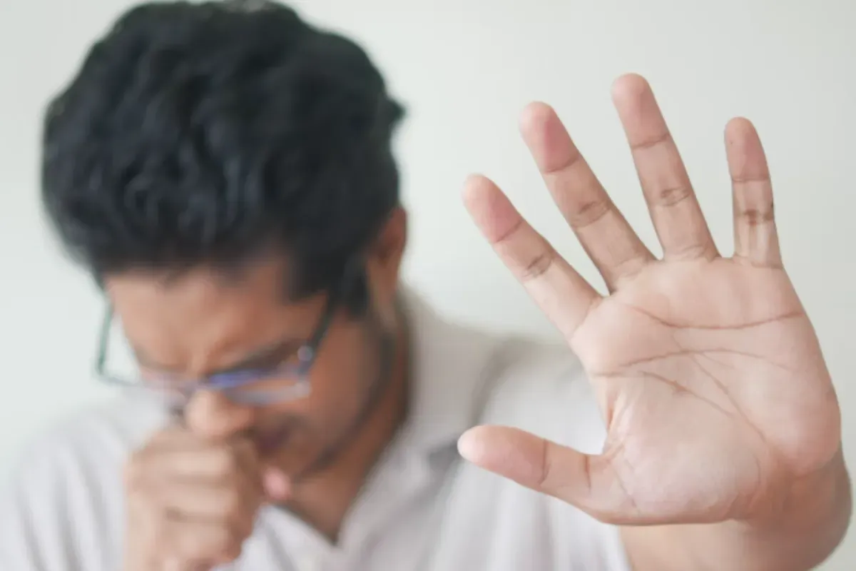 Sakit tenggorokan, tidur nyenyak, dehidrasi malam, infeksi virus, asam lambung, GERD malam, alergi debu, kualitas tidur, tenggorokan kering, penyebab utama