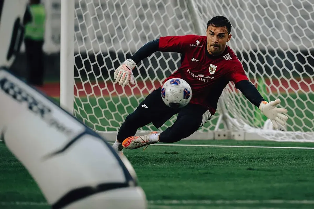 Emil Audero debut, Maarten Paes absen, Timnas Indonesia, kiper Timnas, laga kontra China, Piala Dunia 2026, kartu kuning Paes.
