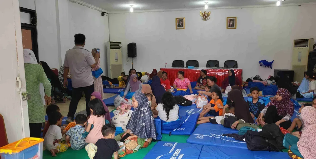 banjir Ciliwung, warga mengungsi, air kiriman, rumah terendam, bantuan banjir, posko pengungsian, Bendungan Katulampa, bahaya banjir