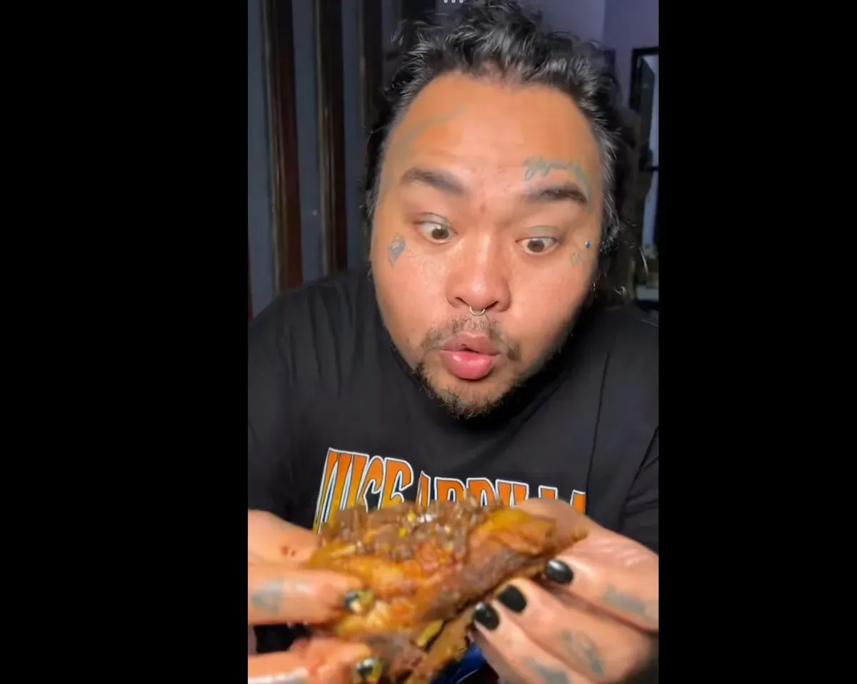 Bebek Bumbu Hitam, King Abdi, resep viral, Bebek Carok, sambal pencit, kuliner Madura, TikTok, Master Chef Indonesia, bumbu hitam, resep bebek.