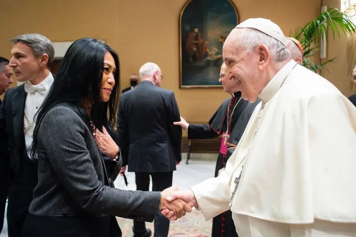 Paus Fransiskus, Anggun C Sasmi, perdamaian dunia, kenangan, Instagram, kemanusiaan, berduka, berjabat tangan, pemimpin rendah hati, keadilan dunia