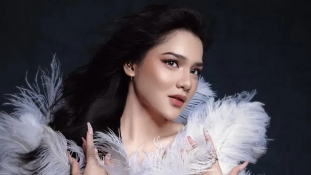 Davina Karamoy, mualaf sejak SMA, perjalanan karier, keluarga berbeda agama, kisah inspiratif, saudara kembar