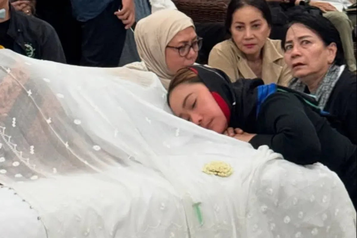 Inul Daratista, Titiek Puspa, meninggal dunia, rumah sakit, Eyang, duka, dunia hiburan, kepergian