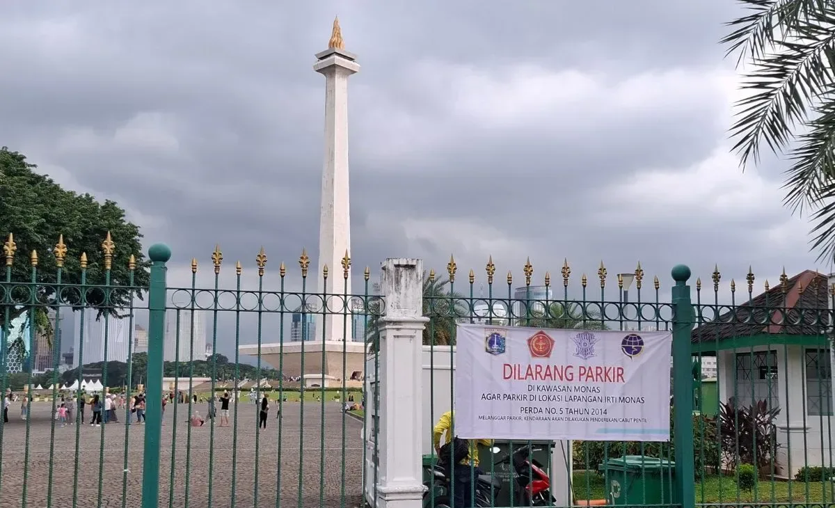 monas parkir liar, Monas, petugas Dishub, tarif parkir, parkir ilegal, wisata Monas, pengunjung Monas, parkir sembarangan, Jakarta, liburan di Monas