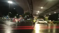 lalu lintas, hujan deras, Jakarta lancar, simpang Halim, jalan basah, petugas jaga, sistem one-way