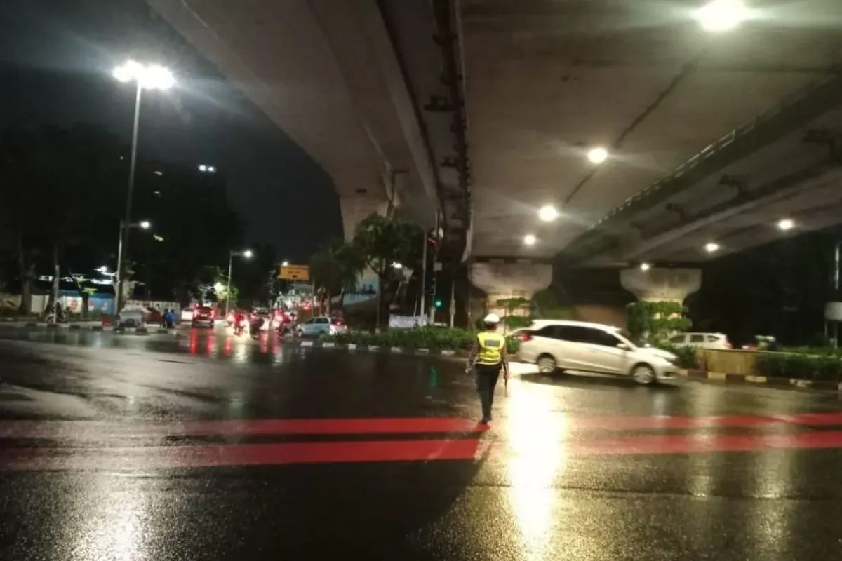 lalu lintas, hujan deras, Jakarta lancar, simpang Halim, jalan basah, petugas jaga, sistem one-way