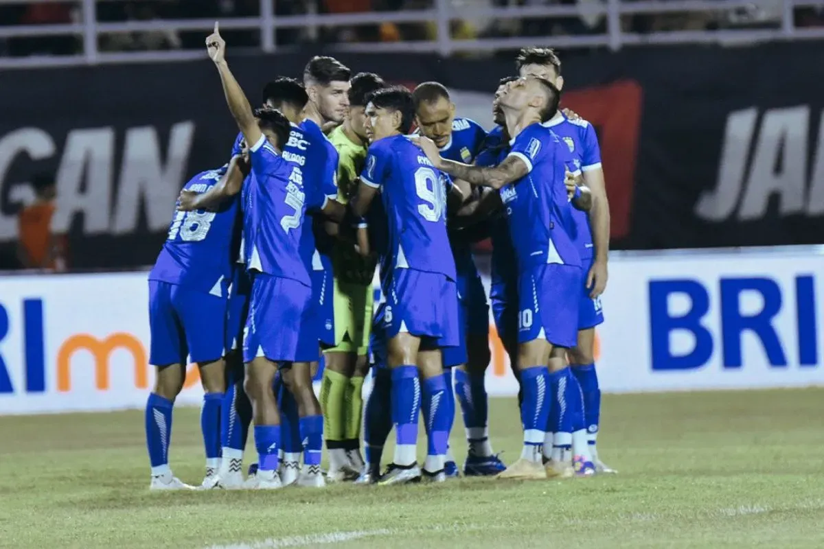 Persib Bandung, Tyronne del Pino, Borneo FC, Liga 1 2024/2025, Bojan Hodak, Bobotoh, Dewa United, Stadion GBLA, gelar juara, PSS Sleman, Bali United.