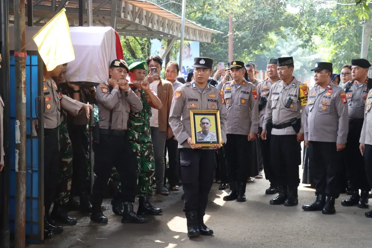 Bripka Sunyoto, pemakaman kedinasan, Polsek Sukmajaya, serangan jantung, Binmas Polsek Sukmajaya, Polres Metro Depok, Kapolrestro Depok, upacara kedinasan, meninggal dunia, sosok ramah