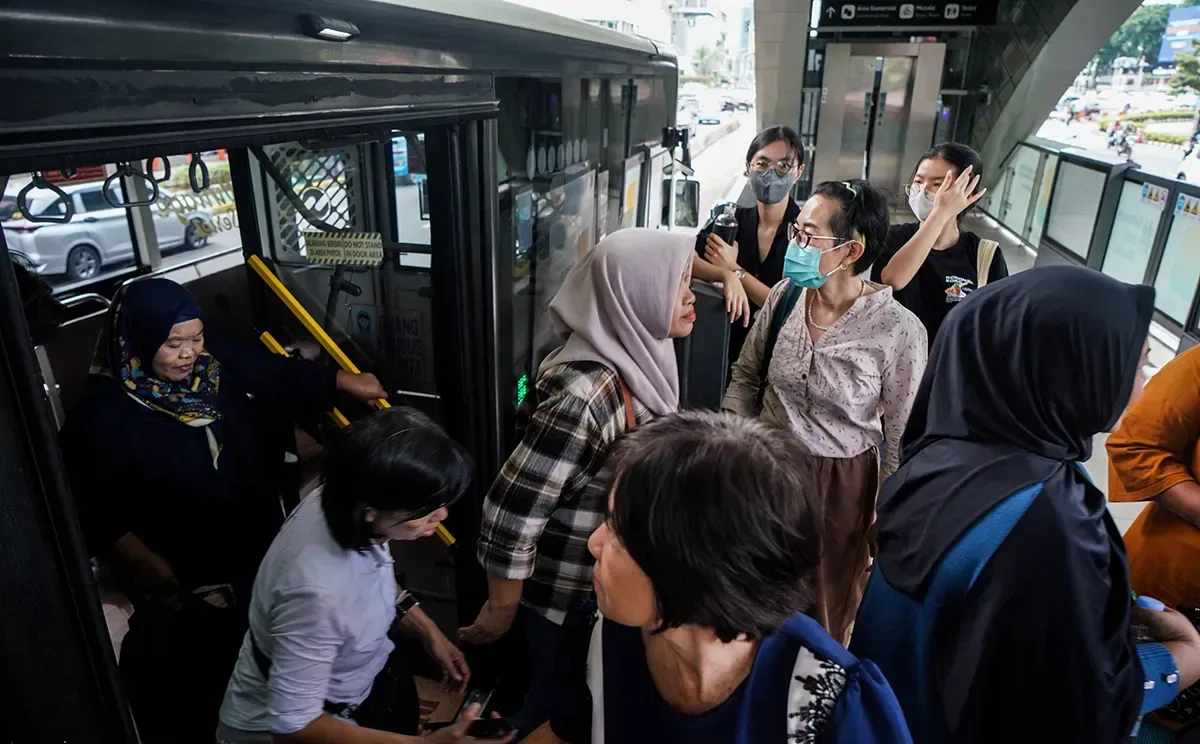 Gubernur Jakarta, Pramono Anung, kenaikan tarif, Transjakarta, rute baru Transjakarta, trayek baru, Pantai Indah Kapuk, transportasi umum, Jakarta.