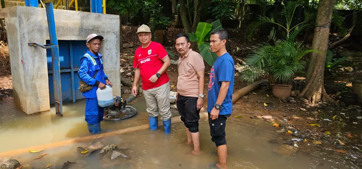 Genangan air, luapan Kali Angke, Jakarta Barat, Kembangan, BPBD DKI, pompa portabel, penyedotan air, hujan deras, Outer Ring Road, Rawa Buaya