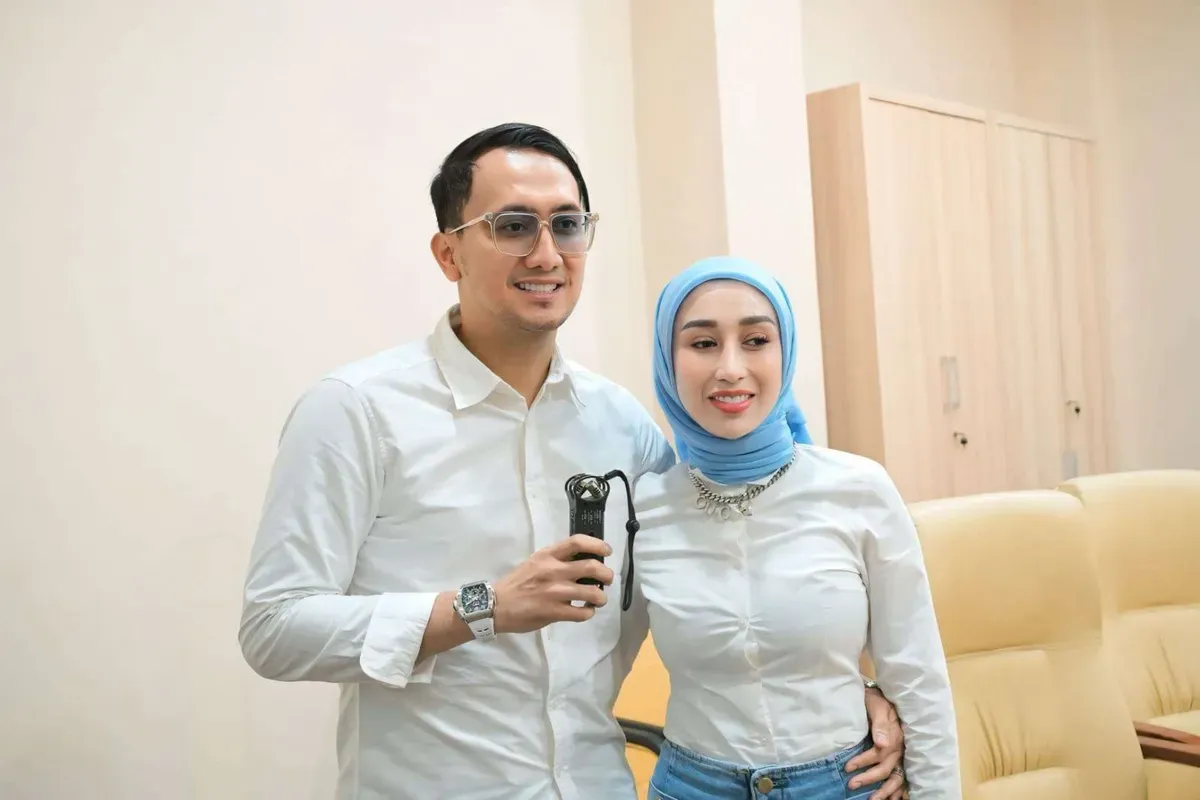 reza-gladys Reza Gladys, UU ITE, akun Instagram, laporan polisi, Attaubah Mufid, kasus pencemaran nama, Kompol Nurma Dewi, barang bukti, pemeriksaan saksi, fitnah online