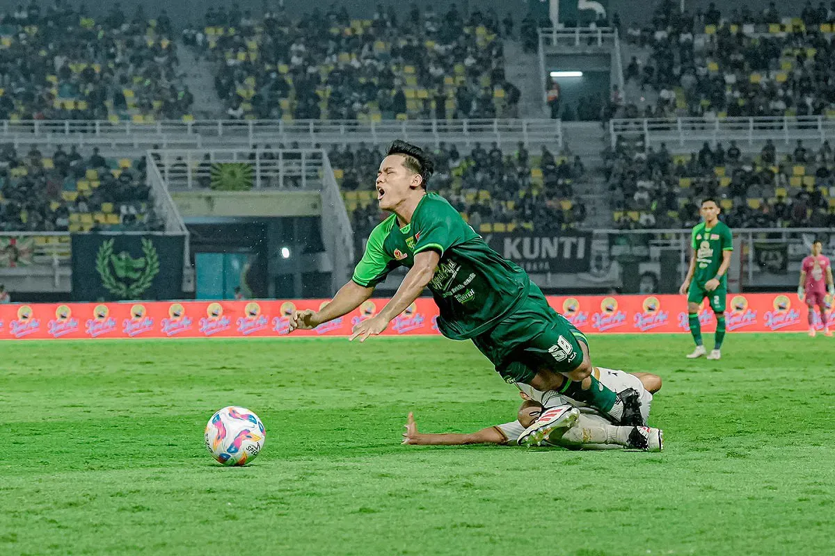 Arema FC, Persebaya Surabaya, Liga 1, Syaeful Anwar, Daffa Fahish, William Marcillio, Slavko Damjanovic, Toni Firmansyah, Persib, Dewa United