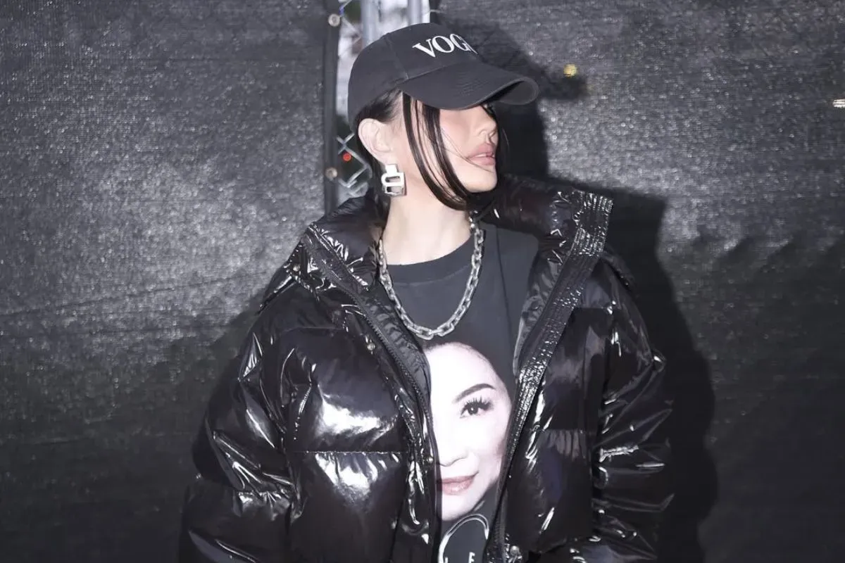 Agnez Mo, Gold Gala 2025, penampilan red carpet, Kamilla Purshie, fashion Agnez Mo, gaya selebriti, selebriti Asia Amerika, busana elegan, makeup natural, transformasi gaya