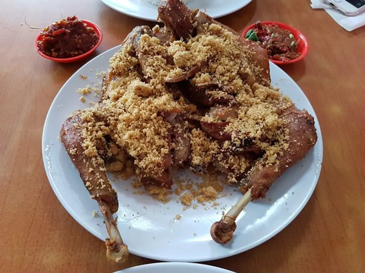 ayam goreng Widuran, label non halal, kuliner Solo, transparansi makanan, isu kehalalan, boikot warung, netizen kecewa, bisnis kuliner, halal Indonesia, klarifikasi restoran