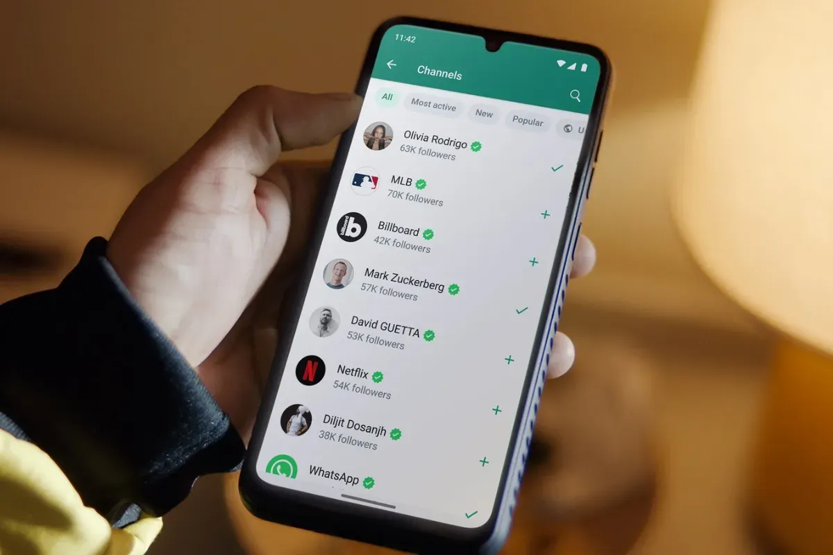 fitur WhatsApp terbaru, kunci chat WA, sembunyikan chat, privasi WhatsApp, chat tersembunyi, kode rahasia WA