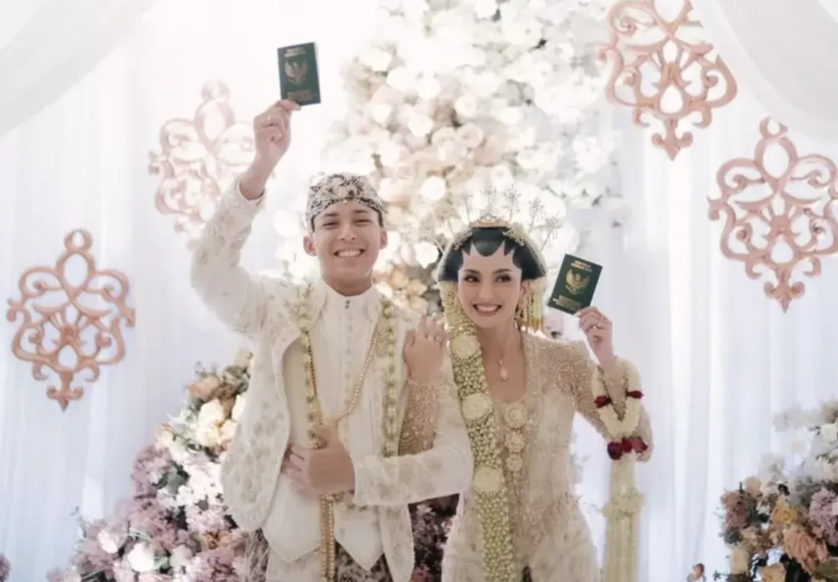 Valerie Tifanka menikah, suami polisi ganteng, pernikahan adat Jawa, Iptu Mochammad Andhika, Valerie dan Dhika, pasangan serasi artis, vibes Jawa klasik, resepsi mewah Valerie, karier Valerie Tifanka, viral pernikahan Valerie.