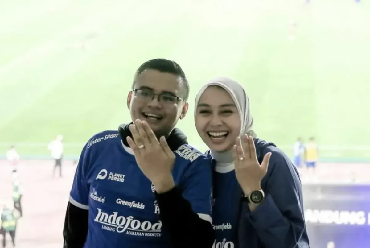 Putri Karlina, Maula Akbar, lamaran viral, stadion GBLA, anak Dedi Mulyadi, istri pertama Dedi, Sri Mulyawati, Anne Ratna Mustika, Wabup Garut, masa lalu Maula.