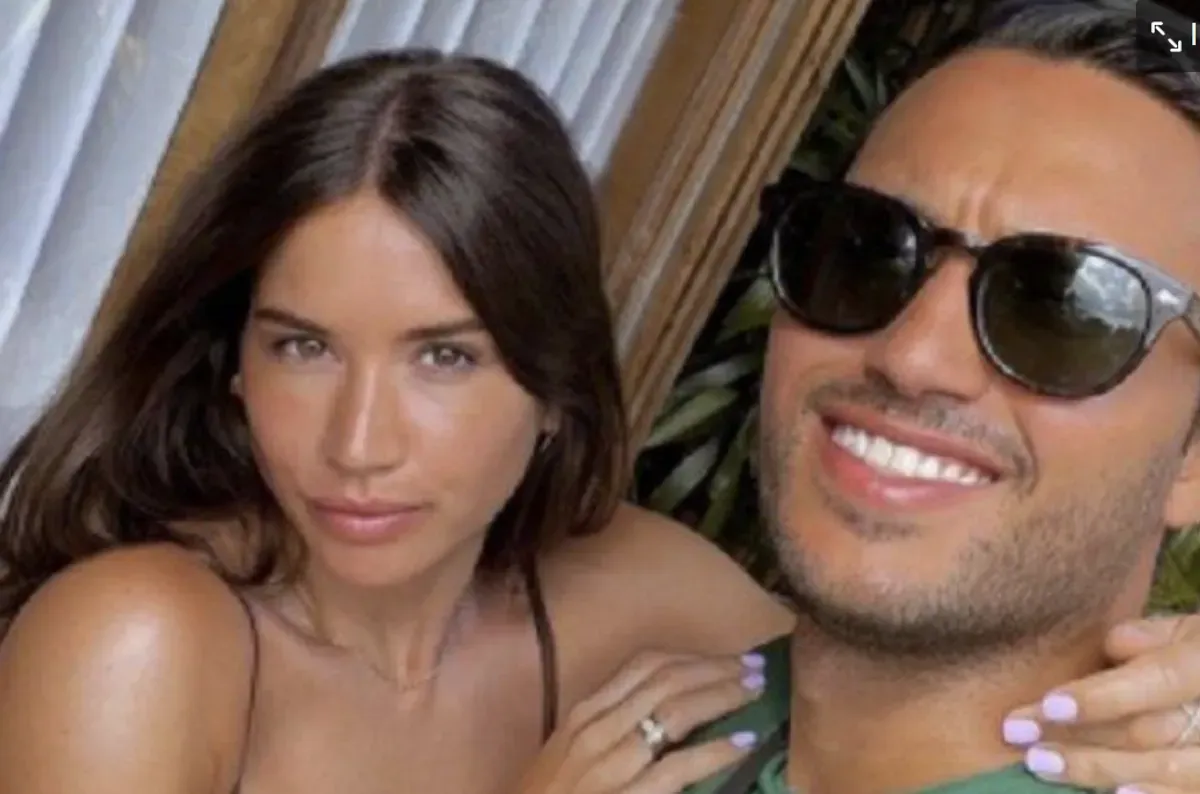 Ezra Walian berduka, pemain Persik berdoa, keguguran istri Ezra, solidaritas sepak bola, tragedi Novayo Walian, dukungan netizen, kisah emosional Ezra, sepak bola humanis, kehilangan anak pertama, empati pemain bola.