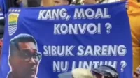 cuplikanlayar2025-05-26082503 konvoi Persib, spanduk Ridwan Kamil, Bobotoh kreatif, euforia Liga 1, kritik halus, sindiran lucu, suporter Bandung, budaya spanduk, netizen viral, humor politik