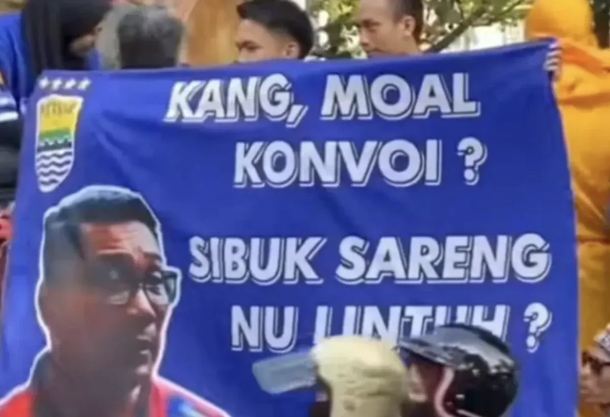 konvoi Persib, spanduk Ridwan Kamil, Bobotoh kreatif, euforia Liga 1, kritik halus, sindiran lucu, suporter Bandung, budaya spanduk, netizen viral, humor politik