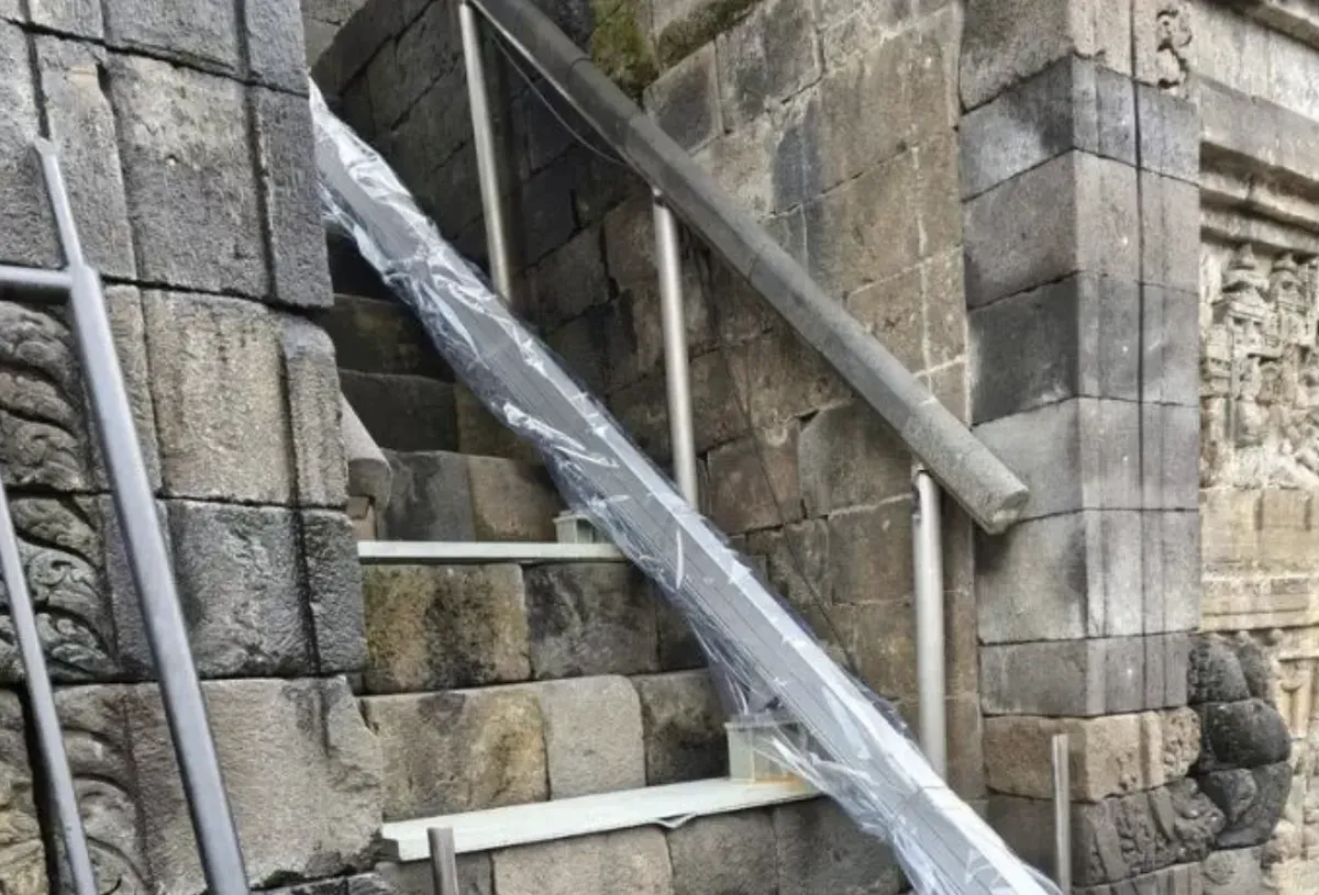 cuplikanlayar2025-05-27083827 Borobudur viral, eskalator Borobudur, kunjungan Macron, akses sementara, instalasi non permanen, pelestarian cagar budaya, fasilitas ramp candi, diplomasi budaya, tangga Borobudur, kritik netizen