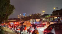 kemacetan parah, Jalan Gatot Subroto, Jalan Jenderal Sudirman, pengalihan arus, kunjungan Presiden, volume kendaraan, long weekend, polisi lalu lintas, akses alternatif, warga Jakarta