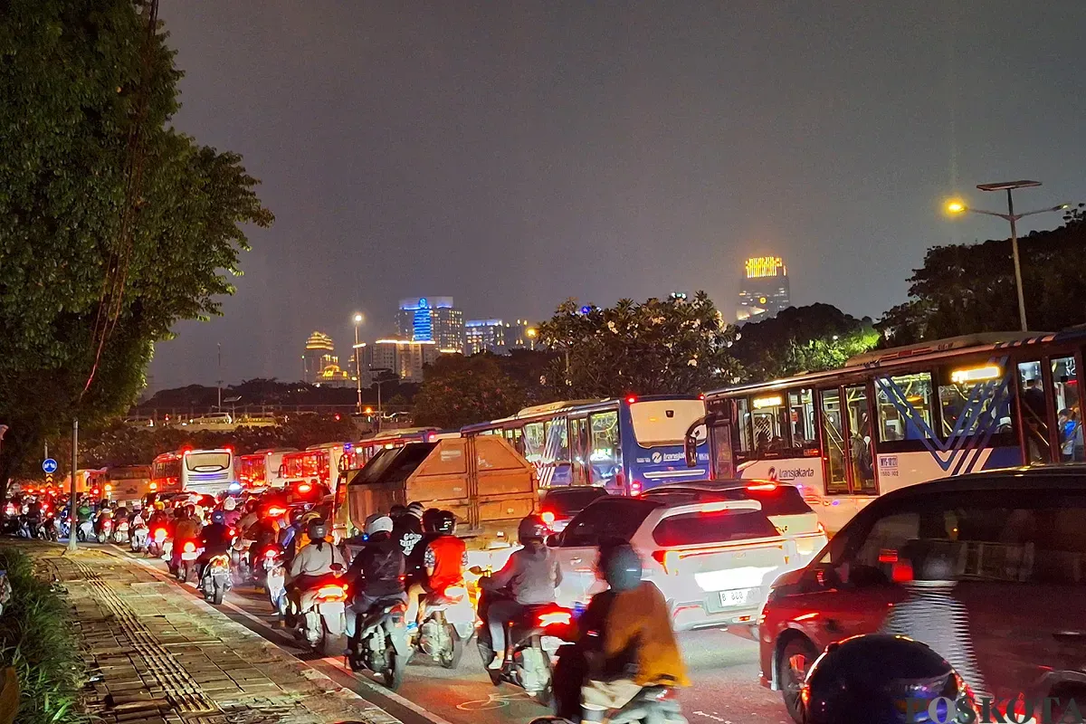 kemacetan parah, Jalan Gatot Subroto, Jalan Jenderal Sudirman, pengalihan arus, kunjungan Presiden, volume kendaraan, long weekend, polisi lalu lintas, akses alternatif, warga Jakarta