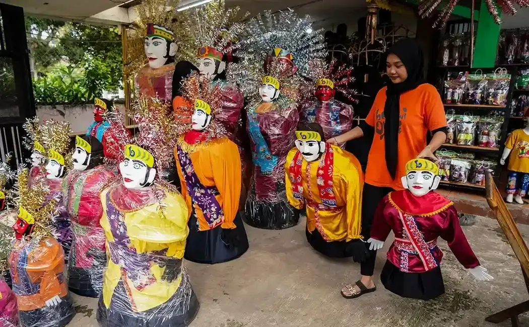 budaya Betawi, ondel-ondel ngamen, sanggar seni, simbol budaya, Gubernur Jakarta, Pramono Anung, penghargaan budaya, pelestarian tradisi, kesenian jalanan