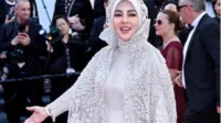 Syahrini Cannes, cincin Rp15 miliar, red carpet Cannes, Reino Barack, penghargaan UNESCO, fashion Syahrini, tas lokal, gaun mewah, hijab glamor, brand lokal, Syahrini 2025, superstar global, cincin berlian, karpet merah, followers 50 juta.