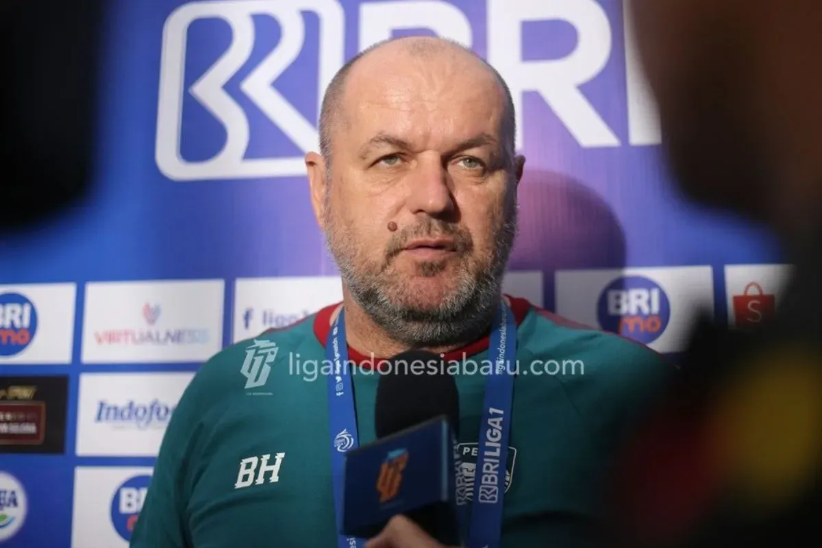 Persib vs Persita, gol bunuh diri, liga 1 2025, Tyronne del Pino, Ryuji Utomo, Bojan Hodak komentar, pertandingan seru, puncak klasemen