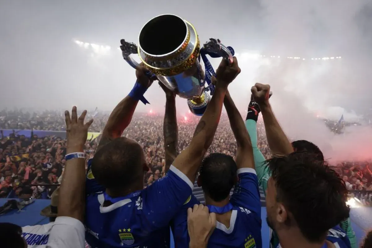 konvoi juara, Persib Bandung, Liga 1, Bobotoh loyal, rute konvoi, Gedung Sate, dampak ekonomi, pengamanan konvoi, sejarah Persib, back to back, selebrasi Persib