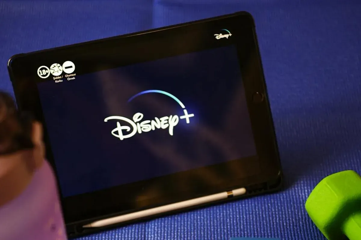 Disney PHK, PHK massal global, efisiensi biaya Disney, transformasi digital, Disney Plus naik, divisi film TV, karyawan hiburan dunia