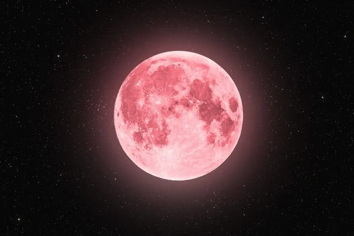 Strawberry Moon 2025, purnama rendah langit, bulan merah ilusi, spiritual purnama Juni, motret bulan aesthetic, meditasi di purnama, fenomena langit unik, budaya suku Algonquin, cahaya atmosfer merah, waktu refleksi diri.