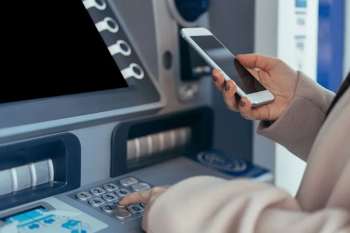 tarik tunai cardless, ATM tanpa kartu, BCA mobile tarik, Livin Mandiri token, BRI BRImo cash, BNI mobile tunai, tarik tunai digital, banking zaman now, solusi lupa ATM, tarik uang instan, HP jadi ATM