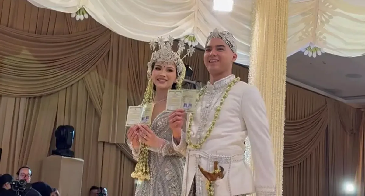 Al Ghazali nikah, Alyssa Daguise sah, mahar euro emas, akad St. Regis, adat Jawa Sunda, pernikahan artis viral, beskap bendo batik, kebaya putih siger, resepsi JCC glamor, vibes haru sakral.
