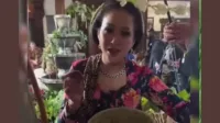 Maia Estianty dawet, perhiasan blue sapphire, siraman Al Ghazali, kebaya sanggul klasik, safir biru mewah, simbol cinta abadi, set berlian mahal, tradisional tapi tajir, netizen kagum lucu, harga perhiasan Maia
